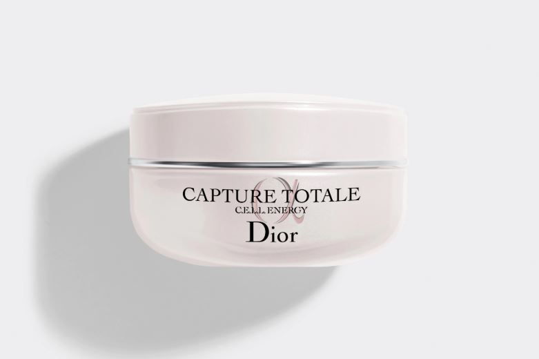 【第4位 Dior完美活能超效乳霜  HK$740/50ml】 專為抗衰老而設的面霜，蘊含89%天然成分，乳霜既清爽又滋潤。煥妍草萃取能為肌膚注入能量，由內至外撫平皺紋，肌膚加倍緊緻，膚質越顯細滑，有效鞏固完美膚質。持續使用，顯著效果肉眼可見。