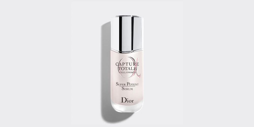 【第2位 Dior完美活能超效精華HK$650/30ml】 蘊含91%天然成分，添加了有效恢復肌膚幹細胞的煥妍草成分，結合透明質酸，能更深入滲透至肌膚。