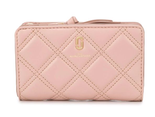 Marc Jacobs - The Quilted Softshot compact wallet(原價 HK$2,090 | 5折優惠價HK$1,045)