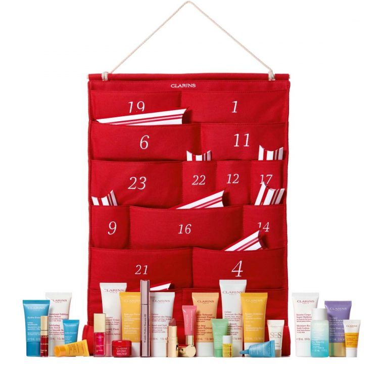 CLARINS 24 DAY ADVENT CALENDAR 2020 |£120 CLARINS今年也推出了兩種版本的聖誕倒數月曆(12天與24天)，先來看看24天版，掛袋設計，倒數聖誕每天打開一份禮物。當中包括迷你版美妝及護膚品。現已於歐洲地區的Sephora官網有售。
