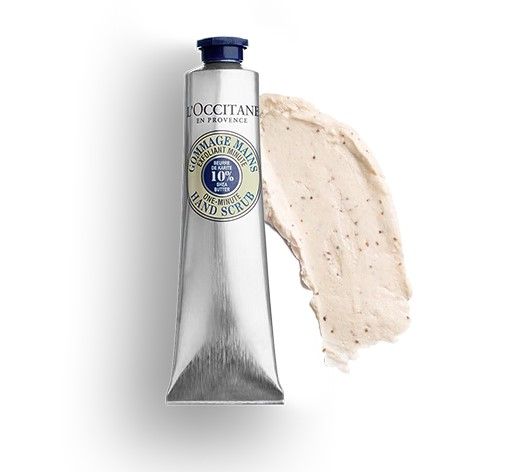 L'OCCITANE 一分鐘手部磨砂膏 (HKD$170 / 75ml):獨特的雙層水油分離配方,包括乳木果油和有機黃糖成分,有助滋潤保濕皮膚,亦能有效地迅速清除手部表層粗糙的老化角質。使用時用小匙拌勻兩層配方,塗於乾爽的手部,然後輕輕按摩,尤其指甲邊緣位置,最後以水沖洗乾淨即可。 L'OCCITANE 一分鐘手部磨砂膏 (HKD$170 / 75ml):獨特的雙層水油分離配方,包括乳木果油和有機黃糖成分,有助滋潤保濕皮膚,亦能有效地迅速清除手部表層粗糙的老化角質。使用時用小匙拌勻兩層配方,塗於乾爽的手部,然後輕輕按摩,尤其指甲邊緣位置,最後以水沖洗乾淨即可。