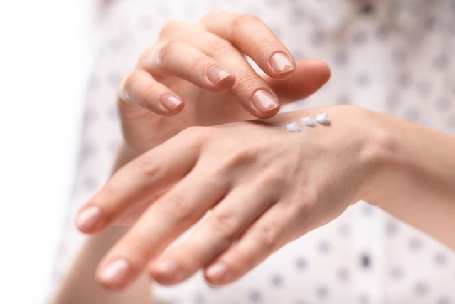 2. 定時去角質:有沒有試過塗很多護手霜都不夠滋潤?其中一個原因有可能因為雙手的角質層太厚,令護手霜根本不能滋潤我們最底層的肌膚,所以要定期為雙手去角質,才能令皮膚有效吸收護手霜的成分。