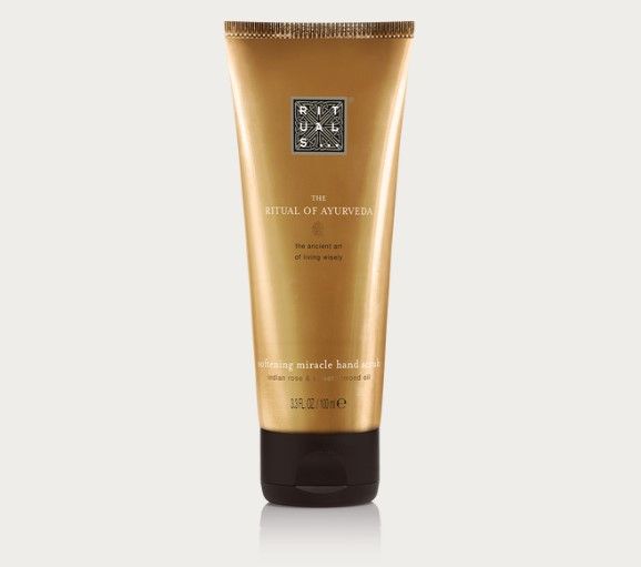 RITUALS THE RITUAL OF AYURVEDA Hand Scrub (HKD$130 / 100ml):成分蘊含具滋養功效、性質溫和的甜杏仁油,配合印度玫瑰的紓緩功能,讓雙手變得柔軟。加上磨砂膏會在肌膚留下薄薄的一層油膜,有效鎖住水分,令雙手變得彈滑。 RITUALS THE RITUAL OF AYURVEDA Hand Scrub (HKD$130 / 100ml):成分蘊含具滋養功效、性質溫和的甜杏仁油,配合印度玫瑰的紓緩功能,讓雙手變得柔軟。加上磨砂膏會在肌膚留下薄薄的一層油膜,有效鎖住水分,令雙手變得彈滑。