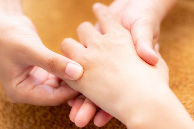 4. 按摩雙手:塗上護手霜時不妨配合按摩的動作,不但能幫助雙手吸收,更可以消除一整天的疲勞,讓雙手好好休息才能又白又滑! 4. 按摩雙手:塗上護手霜時不妨配合按摩的動作,不但能幫助雙手吸收,更可以消除一整天的疲勞,讓雙手好好休息才能又白又滑!