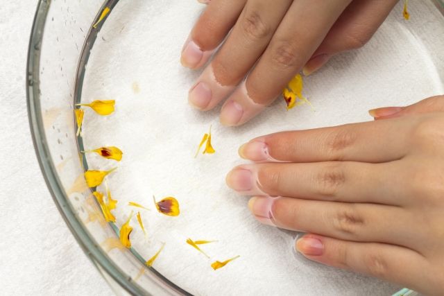 1. 用溫水浸手:在去角質前,先利用溫水把雙手浸2~3分鐘,讓溫水軟化角質層。 1. 用溫水浸手:在去角質前,先利用溫水把雙手浸2~3分鐘,讓溫水軟化角質層。