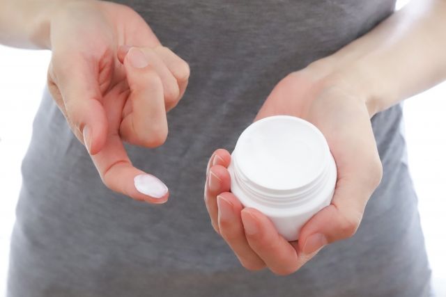 3. 使用護手霜:這段日子頻頻洗手和使用酒精搓手液會令雙手變得粗糙,所以要隨身帶備護手霜,經常為雙手保充水分。 3. 使用護手霜:這段日子頻頻洗手和使用酒精搓手液會令雙手變得粗糙,所以要隨身帶備護手霜,經常為雙手保充水分。