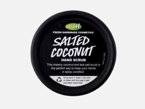LUSH海鹽椰子手部磨砂 (HKD$155 / 100g):成分包括幼海鹽、新鮮檸檬浸泡液、特級初榨椰子油等天然和安全合成成分,使用時先沾濕雙手,取適量磨砂膏於肌膚上輕輕按摩,或者直接用於乾爽肌膚上,達至更深層的潔淨效果,使用後更能為雙手帶來紓緩及抗氧化的功效。 LUSH海鹽椰子手部磨砂 (HKD$155 / 100g):成分包括幼海鹽、新鮮檸檬浸泡液、特級初榨椰子油等天然和安全合成成分,使用時先沾濕雙手,取適量磨砂膏於肌膚上輕輕按摩,或者直接用於乾爽肌膚上,達至更深層的潔淨效果,使用後更能為雙手帶來紓緩及抗氧化的功效。