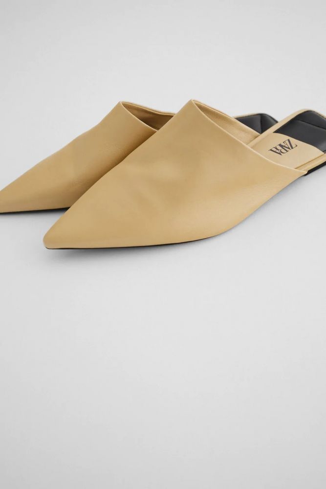  FLAT LEATHER MULES WITH POINTED TOE (原價HKD $399，現售HKD$259)