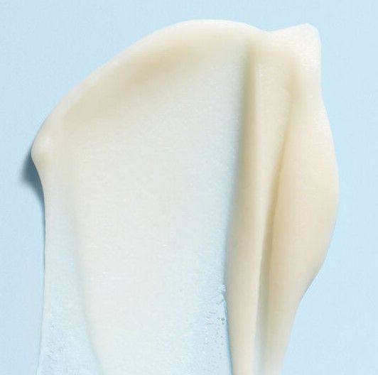 質地輕柔，使用時為肌膚帶來舒適清涼感覺，令肌膚變得柔軟以及有效撫平皺紋。