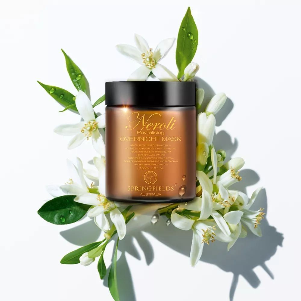 SPRINGFIELDS NEROLI REVITALISING OVERNIGHT MASK(US$44.95 )：面膜含有橙花、透明質酸和靈芝等成分，滲透力強，可深層滋養皮膚和補充水分。凝膠質地可為肌膚提供清涼和舒適感，使用後讓肌膚充滿水份。