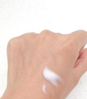 除了保濕外，面膜亦可緊緻肌膚，令肌膚恢復活力。