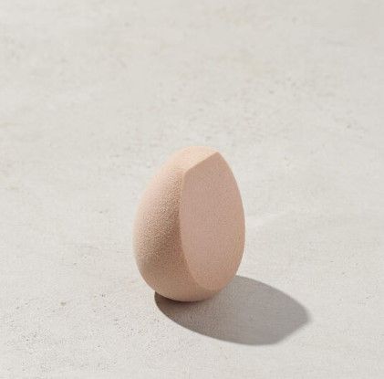 這款美妝蛋十分柔軟能助你對準臉上任何角度,尤其是三個臉部的死角位。美妝蛋的斜邊適用於點印時妝容時;迷你彎月形邊適用於眼底等特定部位;圓邊則適用於整體妝容提亮。不論是粉底液、粉底霜或粉餅都能使用! 這款美妝蛋十分柔軟能助你對準臉上任何角度,尤其是三個臉部的死角位。美妝蛋的斜邊適用於點印時妝容時;迷你彎月形邊適用於眼底等特定部位;圓邊則適用於整體妝容提亮。不論是粉底液、粉底霜或粉餅都能使用!