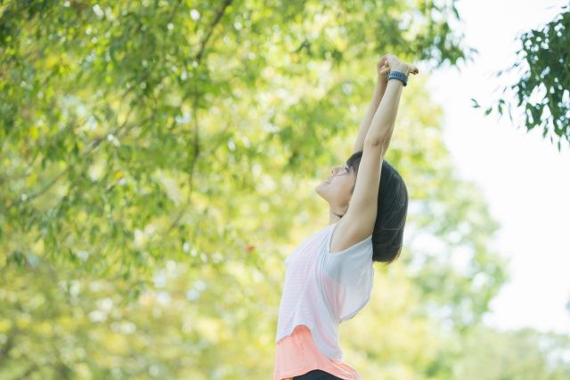 8. 保持定期的運動習慣。 適當進行重量訓練以及有氧運動等鍛鍊，可以降低疾病存在風險，而且能在衰老的過程之中，透過保護肌肉的方式來改變身體中的激素水平。
