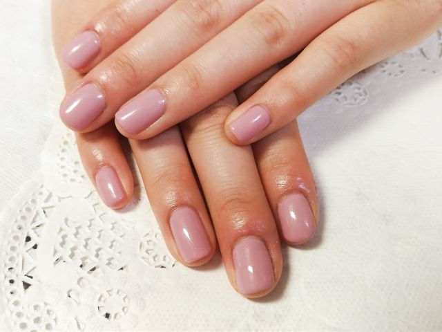 除此之外，更要忍住不要動手拔倒刺！因為當倒刺長出來之後，很容易會讓指甲層分離，然後通常便會忍不住想要撕開或用牙齒咬，最後導致指甲狀況越來越糟糕。