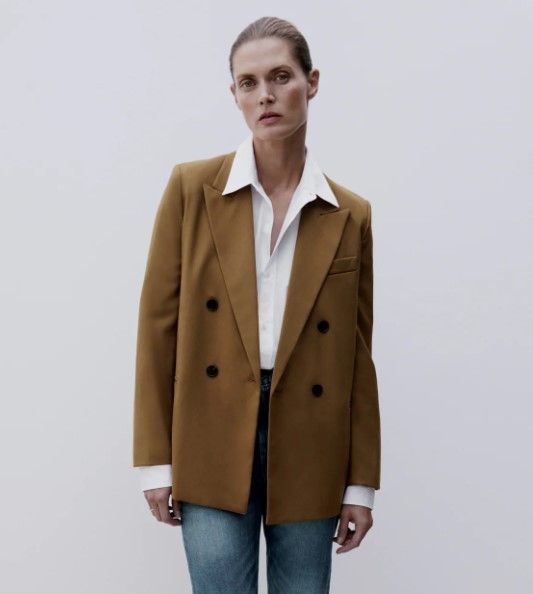 DOUBLE-BREASTED BLAZER DETAILS (HKD$699.00): 卡其色西裝外套是秋冬常出現的單品，即使簡單搭配牛仔褲亦十分時尚。