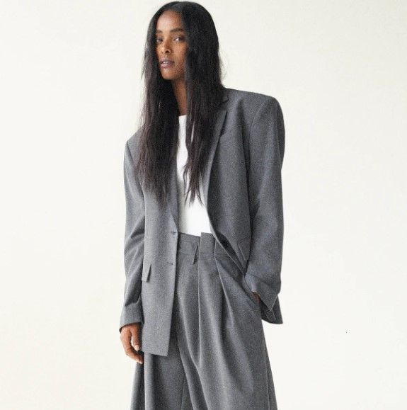 SHOULDER-PADDED BLAZER WITH VENT DETAILS (HKD$599.00):  oversize西裝外套帶有肩墊，打破了傳統西裝外套的款式，適合喜歡穿oversize以及慵懶和街頭風格的女生。