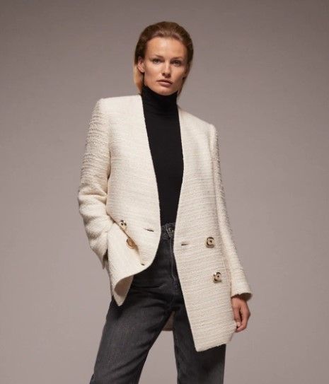 TEXTURED DOUBLE-BREASTED FROCK COAT DETAILS (HKD$699.00)：白色長袖西裝外套，配上V領剪裁和肩墊，正面設有口袋和對比的雙排鈕扣。