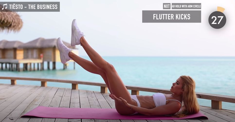 Flutter Kicks  平躺在瑜伽墊上，雙腳停留在半空中，上半身稍微離開瑜伽墊，雙腳不斷交叉地向上踢。維持30秒。