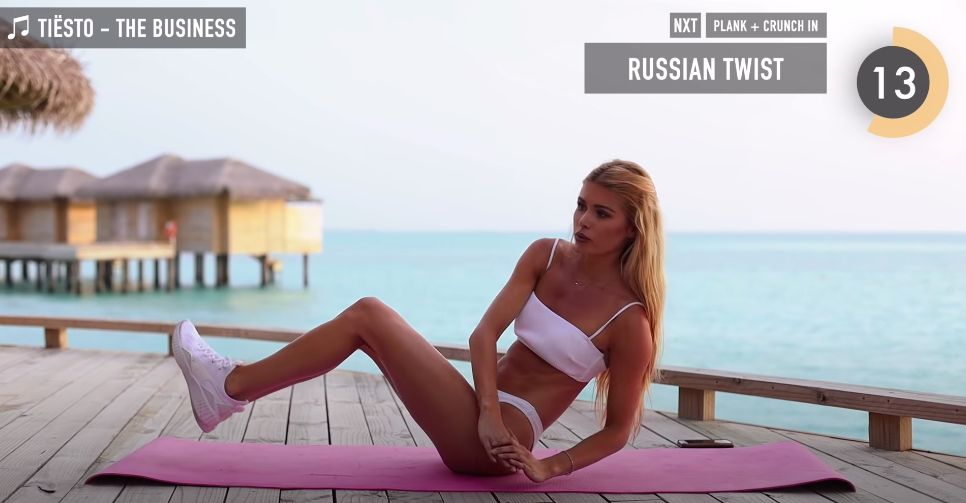Russian Twist  坐在瑜伽墊上，雙腿屈曲離開瑜伽墊，手額拳頭，並將拳頭以交替的形式觸碰瑜伽墊。維持30秒