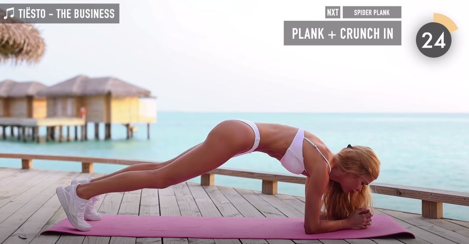 Plank + Crunch in  首先以平板支撐的形式，停留在瑜伽墊上，然後漸漸地利用腹肌的力量將上半身帶起，呈現倒V字，再慢慢返回起始點。維持30秒。