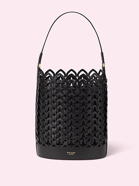 9. Kate Spade Dorie Large Bucket Bag 這款水桶包整體上使用了較為優雅、大方的黑色作為主要用色，為了能夠一改黑色手袋沉悶的感覺，特意在袋上使用了桃心形的交織圖案，令手袋充滿少女感！