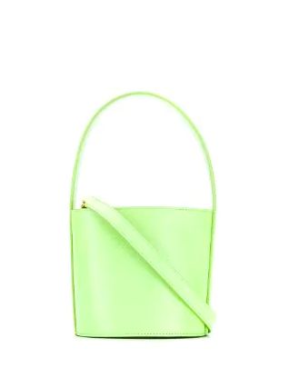 7. STAUD Mini Bissett Lizard-Embossed Leather Bucket Bag 以充滿神秘感的綠色作為主調，配合起蜥蝪壓紋的設計，令原先較為典雅、低調的皮革水桶包，增添了幾分色彩，不論配合低調沉穩的造型或是青春活力的穿搭，都能夠駕馭！