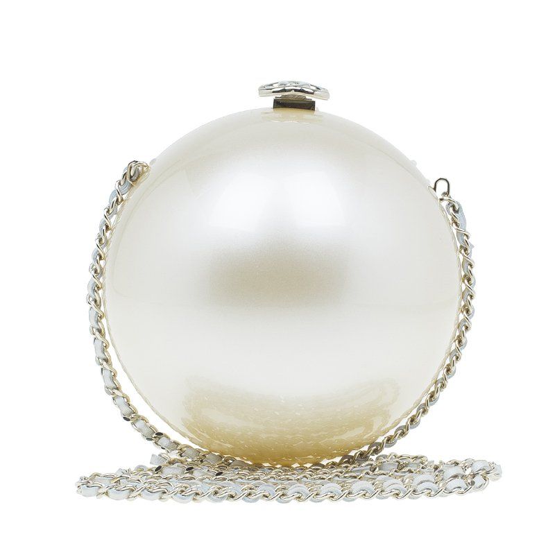 10. Chanel Limited Edition Pearl Bag 這款手袋整個形象都是以珍珠作為設計靈感，光滑無瑕的袋身，配上嫩白色皮革與鏈條交織而成的肩帶，瞬間變能夠為整體造型添加亮點！