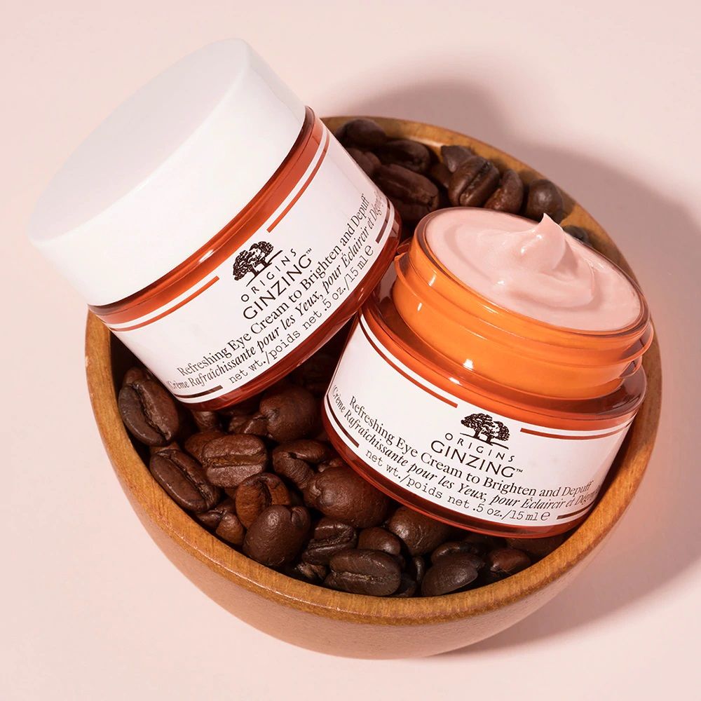 [Step 1] (ORIGINS醒神活力亮采眼霜 HK$220／15ml)：這位台灣女生早晚的第一個護膚步驟就是塗眼霜，她從18歲開始就有這習慣，所以目前她沒有什麼明顯的眼紋！