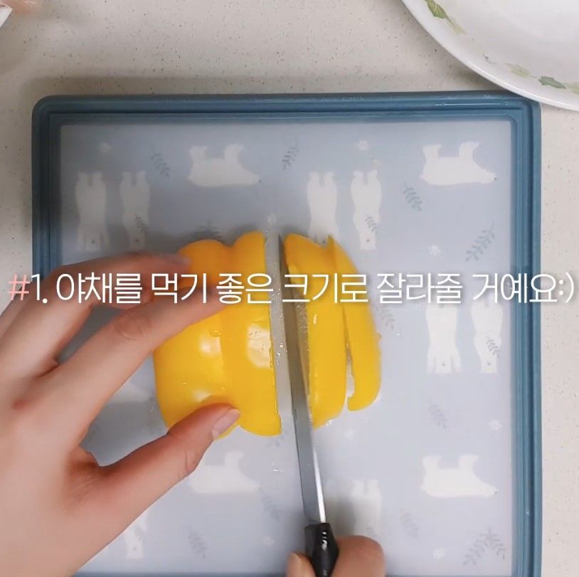 先把三色椒、洋蔥和雞胸肉切粒