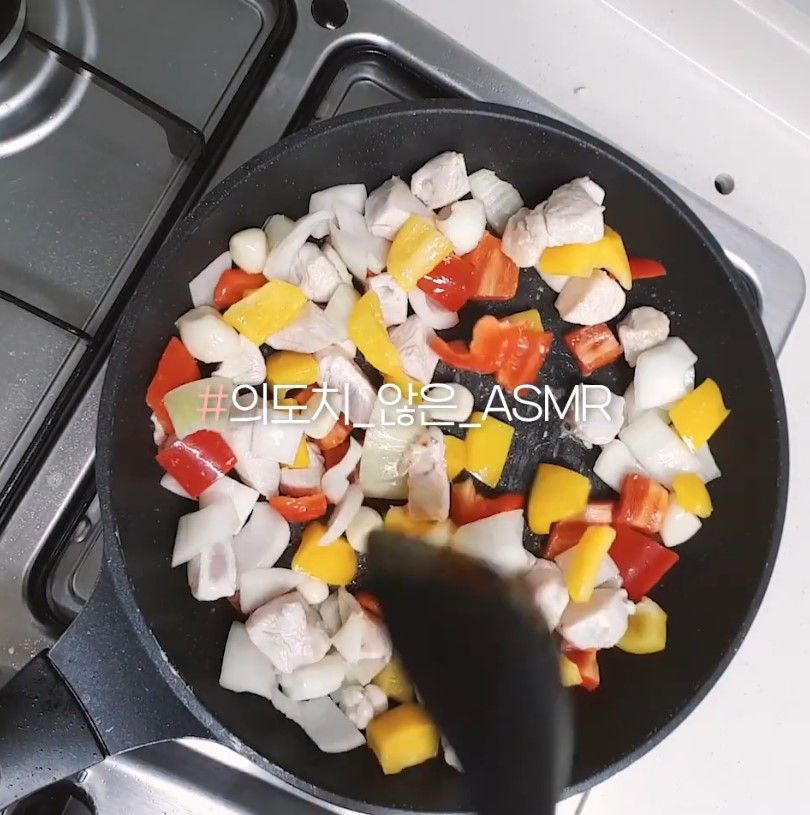 然後放進鍋裡翻炒