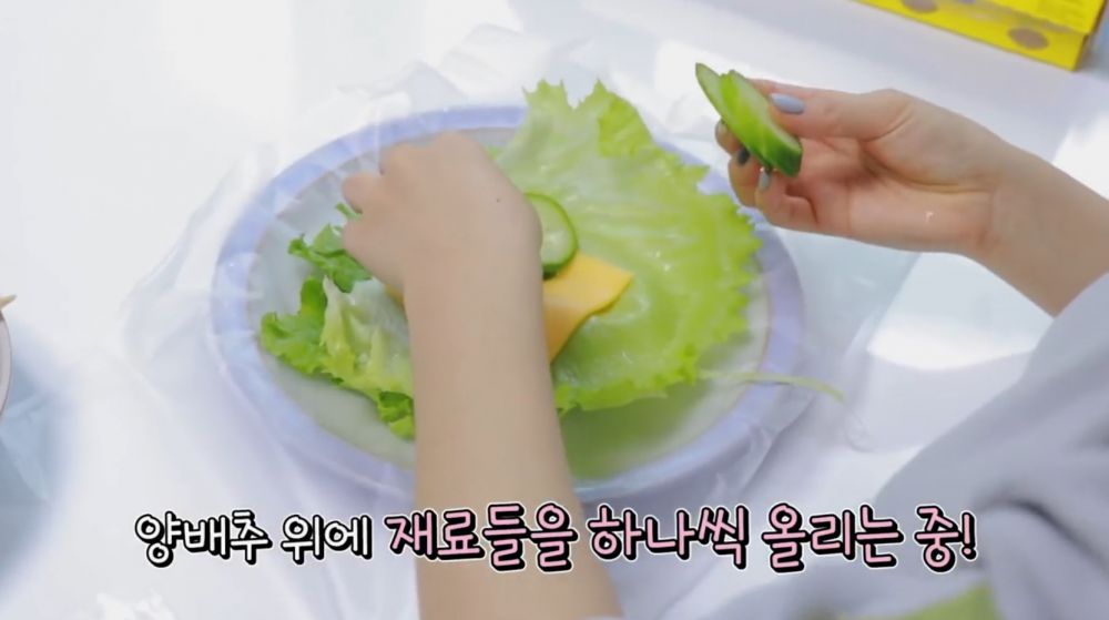 然後把生菜當作麵包使用