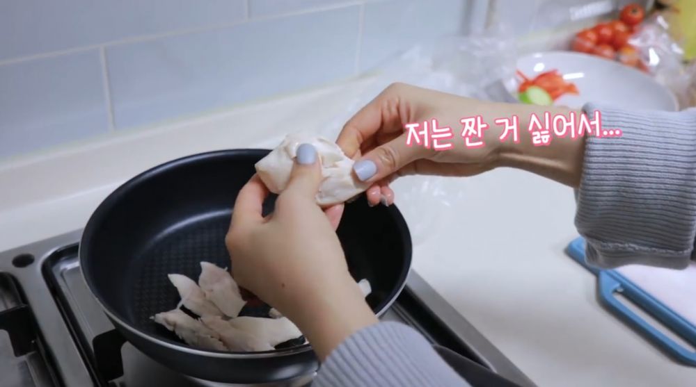 把準備好的蔬菜和雞胸肉炒熟