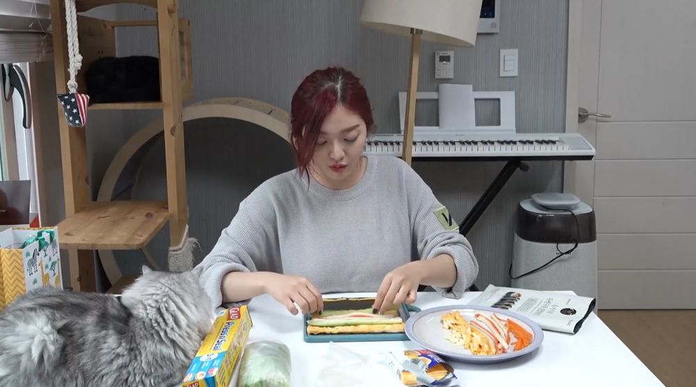 把材料依次放在紫菜上