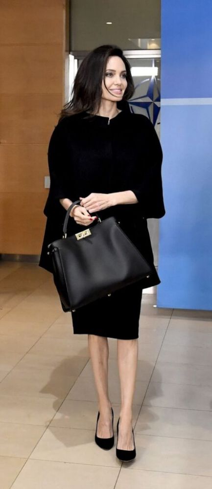 第3位 FENDI PEEKABOO  雖然這款手袋在市場上已經推出多年，不論是顏色與設計的整體配合，還是手袋的實用程度，都足以讓這款手袋在時尚界有位足之位，就連女生Angelina Jolie都特別喜愛這款手袋！