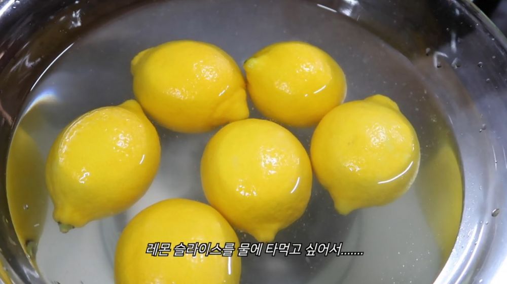 把檸檬放進加入了梳打粉的水，靜置10分鐘