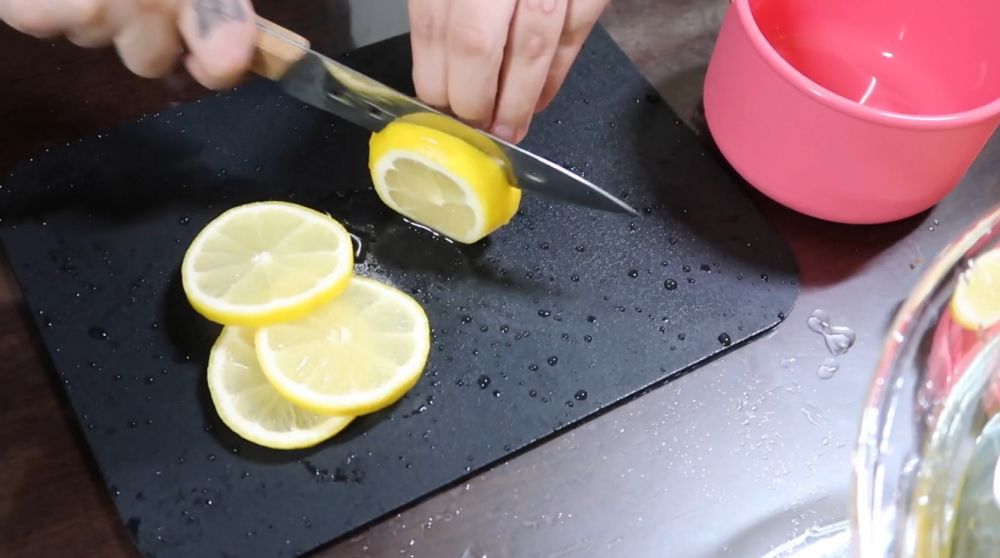 再用鹽把檸檬皮清洗乾淨