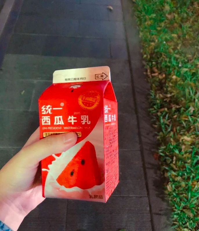 「我剛想說這飲料有點冰 想說握久一點讓它涼涼的你比較好喝」