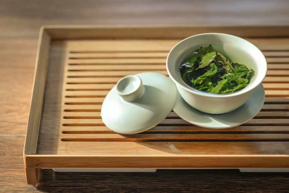 6. 綠茶  綠茶能減肥這個概念應該不陌生，原來綠茶能提供一定的咖啡因和抗氧化功能，能促進減肥，特別是肚子的贅肉！但目前也有兩極的評價，兩面均有實驗支持綠茶可以以及不可以減肥，因此相信體質也會是其中的因素。