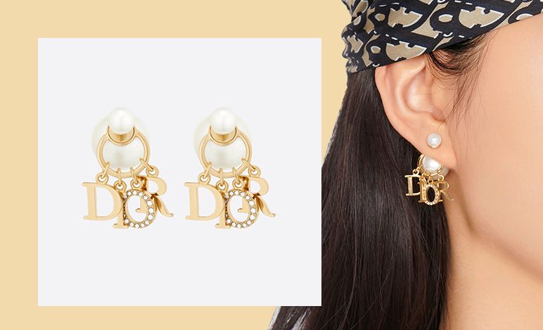 DIOR TRIBALES 耳環 | HK$4,900 珠飾懸垂著金色色調金屬「D.I.O.R.」字母，其中「O」字母上鋪鑲閃爍水晶，設計新穎。