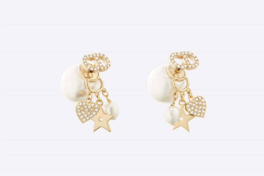 DIOR TRIBALES 耳環 | HK$5,500 品牌三大經典吊飾─心形、星形以及白色珠飾，都用在這款變奏DIOR TRIBALES 耳環中，設計時尚典雅。
