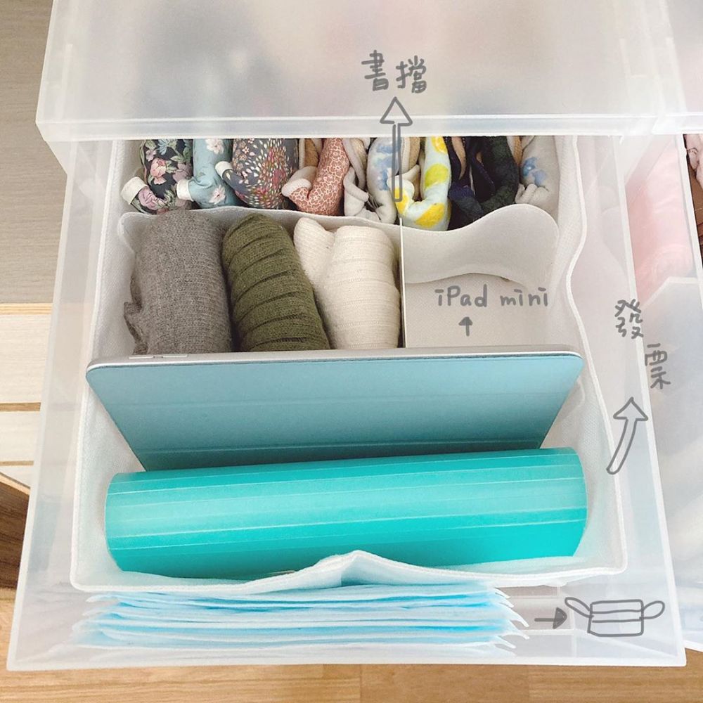活用物件作收納間隔：毛巾用書擋讓它不亂倒，圍巾發熱衣用收納袋擋著箱子避免開關抽屜滑動。 