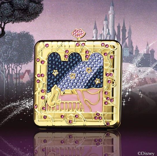 Once Upon A Dream (US$175.00) Powder Compact：睡公主的粉餅設計得太有心思了！最高的開關位置利用了嘴唇的形狀，體現了王子對睡公主的一吻，真的太有心思了！