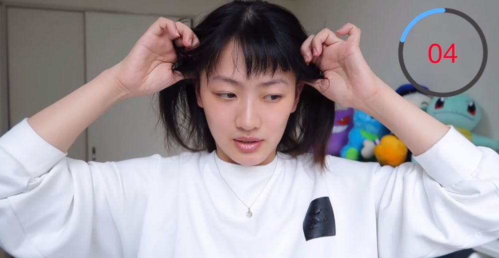 Step 5 (熱身動作): 用兩隻手指按壓側頭筋。 Step 5 (熱身動作): 用兩隻手指按壓側頭筋。