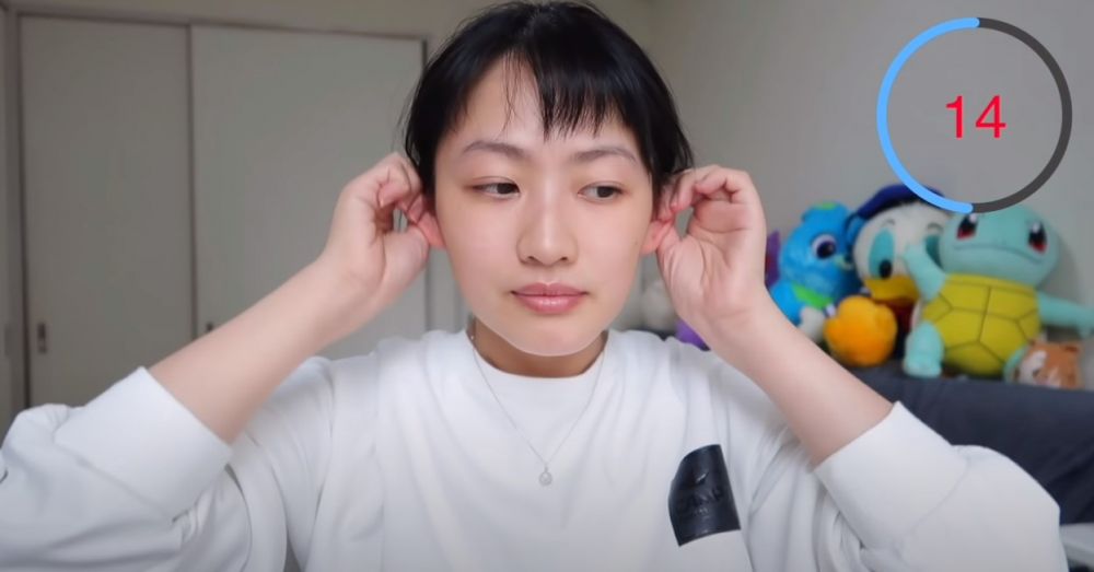 Step 4 (熱身動作): 按壓耳朵 (30秒) 從上而下打圈按摩耳朵。 Step 4 (熱身動作): 按壓耳朵 (30秒) 從上而下打圈按摩耳朵。