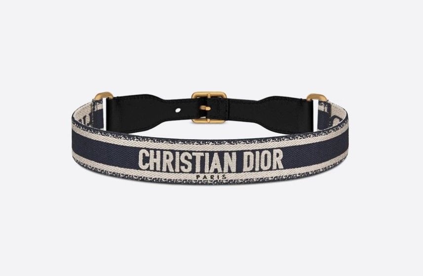 CHRISTIAN DIOR腰帶 (HK$6,800)：  「Christian Dior」腰帶的設計靈感源自經典的 Dior Book Tote 輕便袋，以繡花帆布而成，雙皮帶的設計令腰帶更為精緻，除了圖片中的藍色和奶油白外，亦有不同顏色選擇，是DIOR最新的腰帶款式！