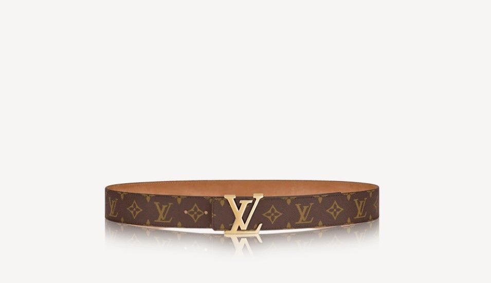 LV INITIALES 40MM BELT (HK$ 4,150)：  LOUIS VUITTON縮寫的金色帶扣最令人印象深刻，以Monogram款式而成，能突出牌子的經典感覺，即使搭配牛仔褲亦十分好看。