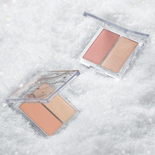 Glittery Snow Face Palette(₩15,000)：ETUDE HOUSE的閃亮雪面調色板，一邊為柔和色彩的胭脂，而另一邊則是帶有珠光感覺的光影，更可以混合使用。