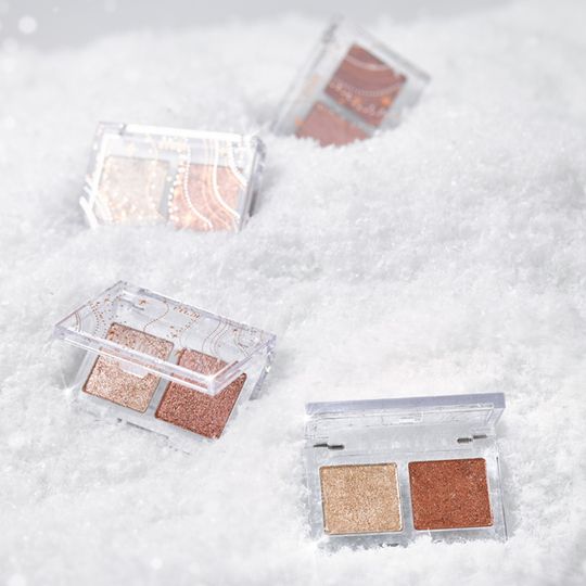 Glittery Snow Air Mousse Palette(₩12,000)：共2面的眼影調色版，每邊都是帶有閃亮效果，除了單獨使用外，更可以混合使用