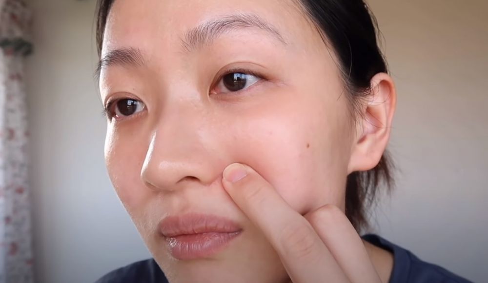 首先用中指慢慢點壓鼻翼兩側