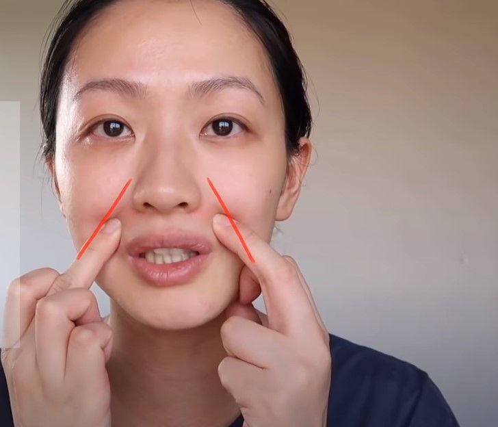 然後順著法令紋按壓到嘴角位置(即紅線位置)